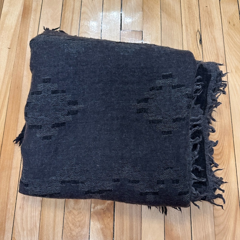 Aritzia Black Fringed Blanket scarf with Geometric Pattern